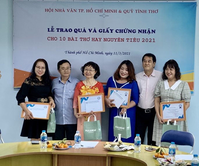 Hội Nhà văn TP HCM và Quỹ Tình thơ trao giải thơ hay Nguyên tiêu 2021 - Ảnh 2.