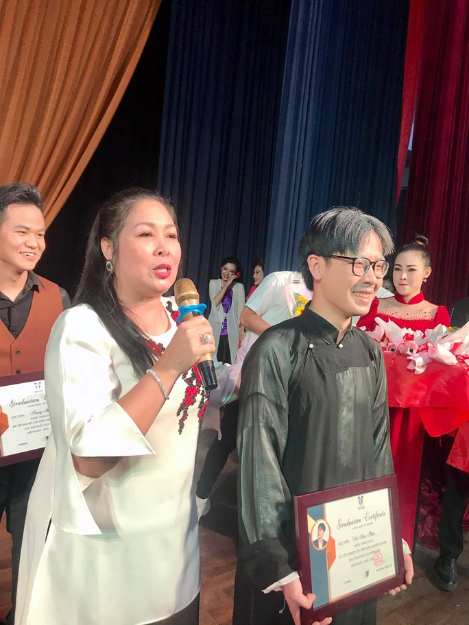 Nghệ sĩ Đại Nghĩa toát mồ hôi khi xem vở kịch Làm đĩ - Ảnh 2. Nghệ sĩ Đại Nghĩa toát mồ hôi khi xem vở kịch Làm đĩ - Ảnh 2.