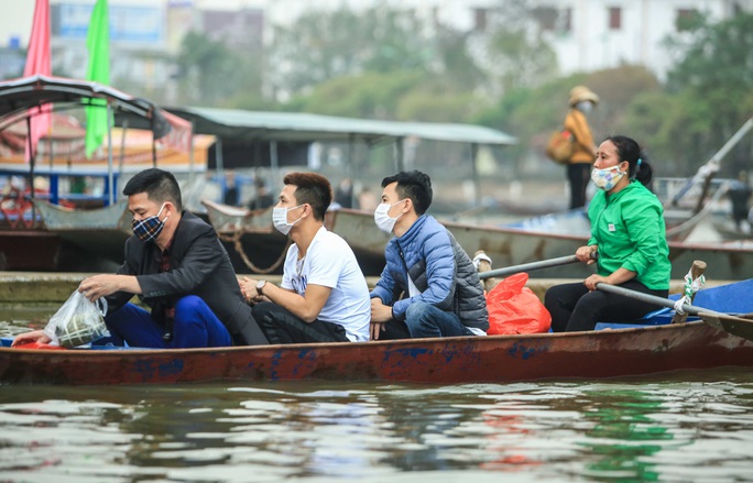 CLIP: 16.000 người đến chùa Hương trong sáng đầu tiên mở cửa trở lại - Ảnh 5.