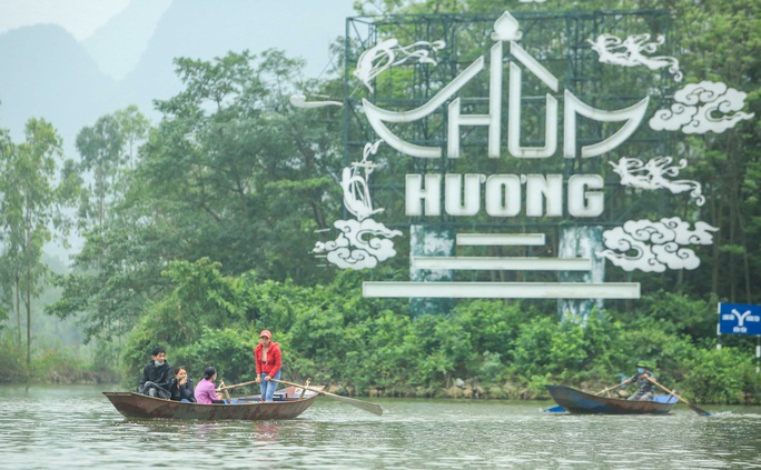 CLIP: 16.000 người đến chùa Hương trong sáng đầu tiên mở cửa trở lại - Ảnh 2.