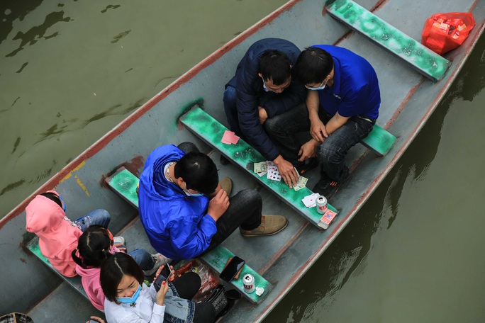 Ban quản lý chùa hương nói gì trước tình trạng du khách đánh bài trên thuyền