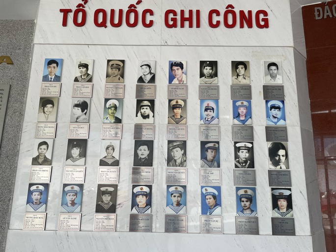 Dâng hương tưởng nhớ 64 chiến sĩ hi sinh tại Gạc Ma - Ảnh 11.