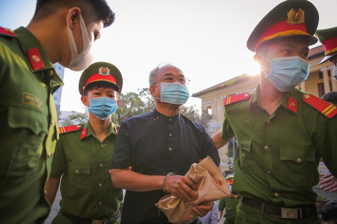 Toàn cảnh phiên toà xét xử ông Nguyễn Thành Tài và nữ đại gia ngày đầu tiên - Ảnh 2.