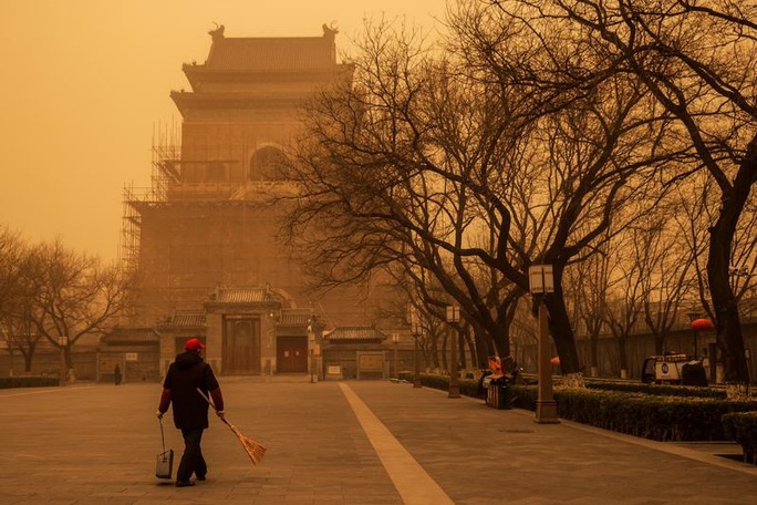 Bão cát “phủ bóng” thủ đô Trung Quốc, bầu trời chuyển màu cam - Ảnh 1.