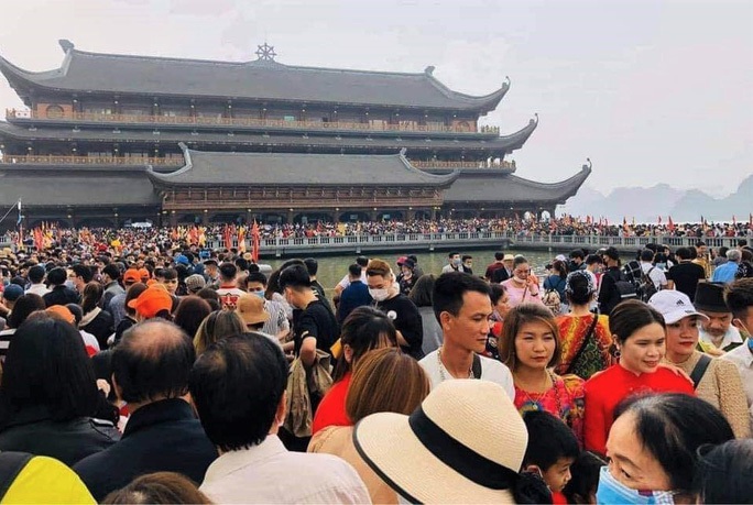 Phó trụ trì chùa Tam Chúc lên tiếng về việc 5 vạn người dân chen chúc tới chùa - Ảnh 3.