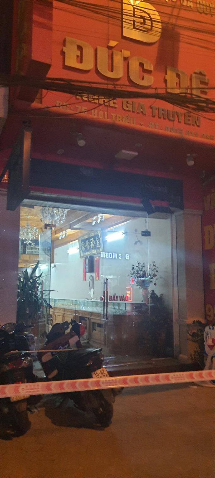 Truy bắt nam thanh niên ném mìn tự chế vào tiệm vàng, 1 người bị thương - Ảnh 5. Truy bắt nam thanh niên ném mìn tự chế vào tiệm vàng, 1 người bị thương - Ảnh 5.