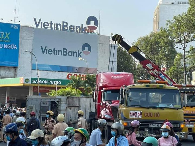 TP HCM: Ôm cua gắt, container lật ngang ngay ngã bảy Lý Thái Tổ - Ảnh 1. TP HCM: Ôm cua gắt, container lật ngang ngay ngã bảy Lý Thái Tổ - Ảnh 1.