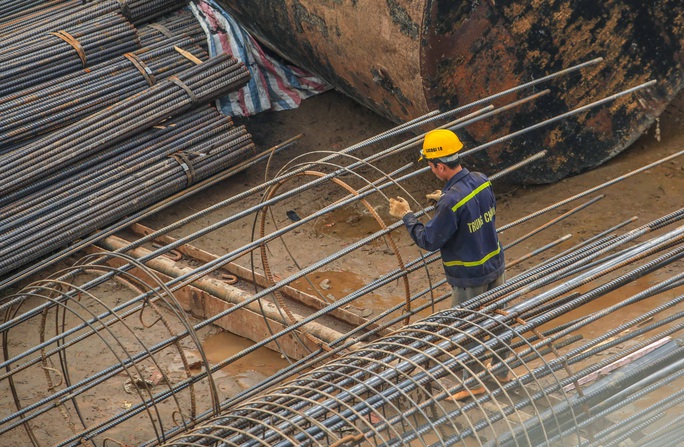 CLIP: Hàng trăm công nhân hối hả xây cầu Vĩnh Tuy 2 mức đầu tư 2.538 tỉ đồng - Ảnh 12.