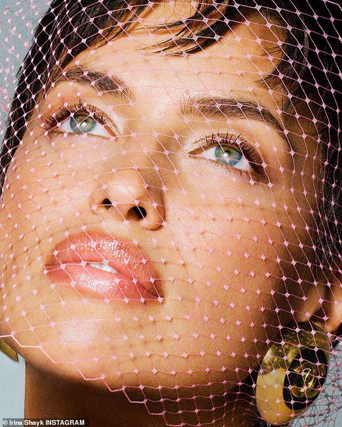 Siêu mẫu Irina Shayk khỏa thân táo bạo - Ảnh 2.