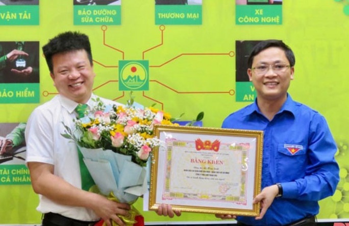 Tặng bằng khen cho tài xế taxi cứu người - Ảnh 1.