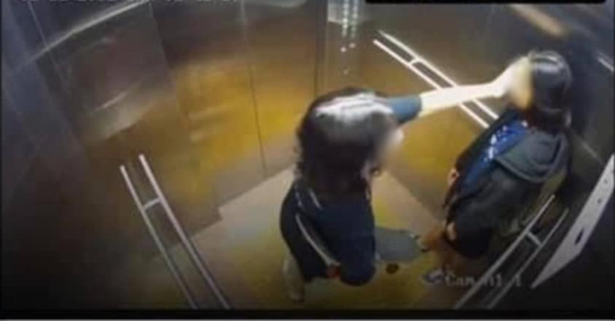 CLIP: The last photo of 2 girls before falling from an apartment building in Ho Chi Minh City - Photo 2.