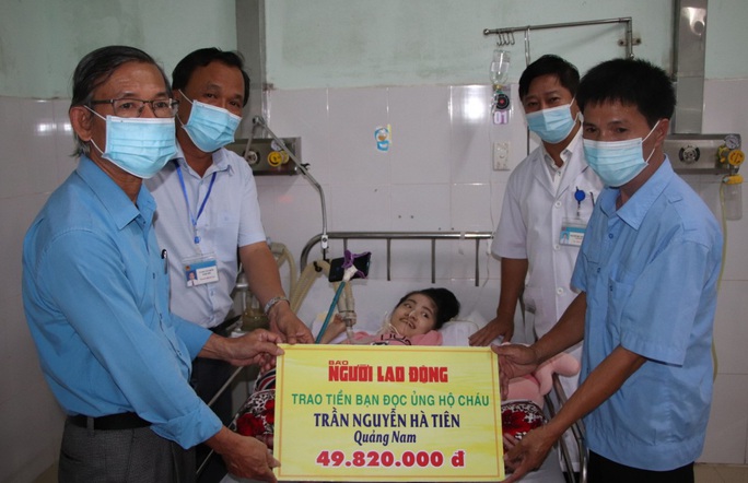 Báo Người Lao Động trao 49,82 triệu đồng cho 2 cha con 8 năm đón Tết ở bệnh viện - Ảnh 1.
