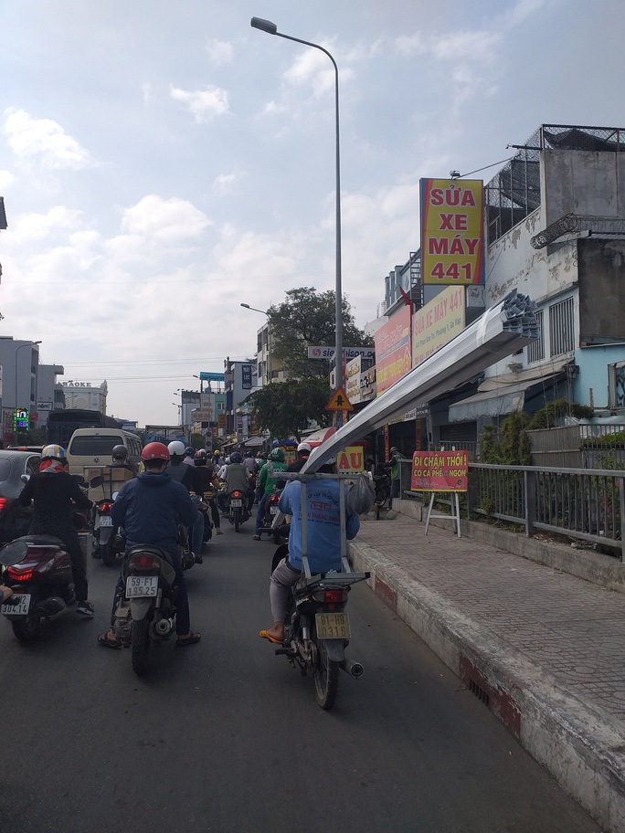 Nguy hiểm trên đường - Ảnh 1.