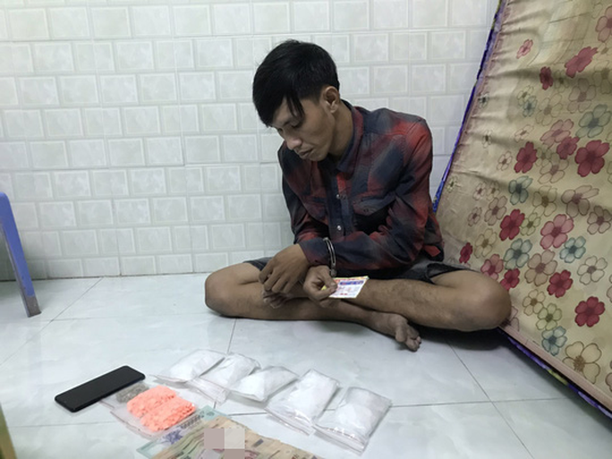 Thợ kim hoàng rỗi nghề đi chở hàng đá, 9X tàng trữ nhiều ma túy - Ảnh 3. Thợ kim hoàng rỗi nghề đi chở hàng đá, 9X tàng trữ nhiều ma túy - Ảnh 3.