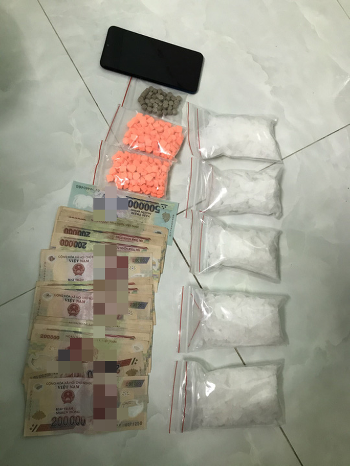 Thợ kim hoàng rỗi nghề đi chở hàng đá, 9X tàng trữ nhiều ma túy - Ảnh 4. Thợ kim hoàng rỗi nghề đi chở hàng đá, 9X tàng trữ nhiều ma túy - Ảnh 4.