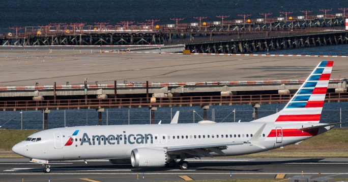 Đang bay, phi công Boeing 737 MAX phải tắt động cơ, hạ cánh khẩn cấp - Ảnh 1.