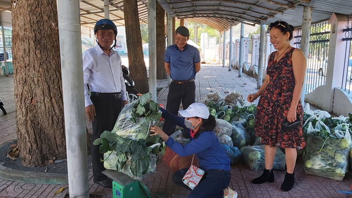 Trong 24 giờ, người dân Bà Rịa - Vũng Tàu giải cứu gần 60 tấn nông sản Hải Dương - Ảnh 2.