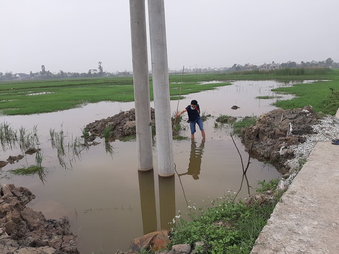 Công an vào cuộc vụ 2 trẻ nhỏ chết đuối dưới hố chôn cột điện - Ảnh 1.