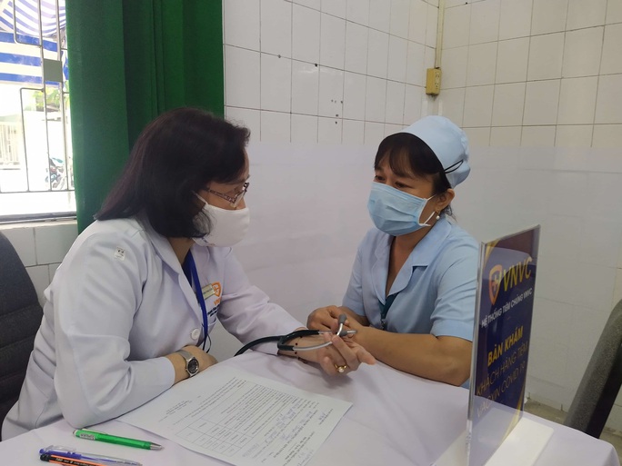 Têm vắc-xin Covid-19 ở Bệnh viện Bệnh Nhiệt đới TP HCM - Ảnh 13.
