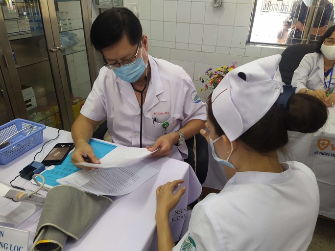 Têm vắc-xin Covid-19 ở Bệnh viện Bệnh Nhiệt đới TP HCM - Ảnh 9.