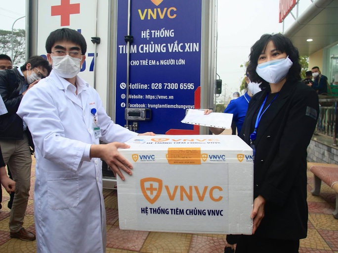 Cận cảnh tiêm vắc-xin Covid-19 ở tuyến đầu - Ảnh 1. Cận cảnh tiêm vắc-xin Covid-19 ở tuyến đầu - Ảnh 1.
