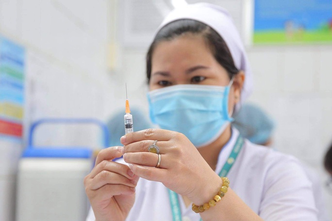 Tâm sự của các nhân viên y tế được tiêm vắc-xin Covid-19 đầu tiên - Ảnh 7.