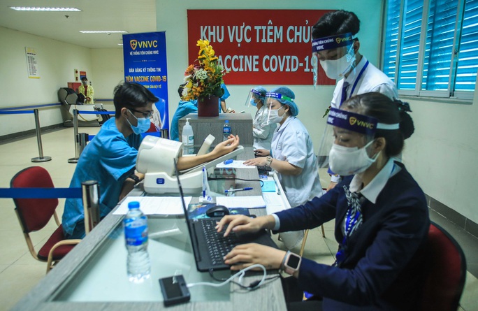 CLIP: 30 nhân viên y tế đầu tiên tại Bệnh viện Thanh Nhàn được tiêm vắc-xin Covid-19 - Ảnh 5.