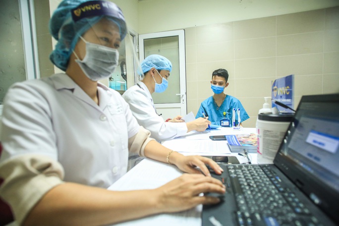 CLIP: 30 nhân viên y tế đầu tiên tại Bệnh viện Thanh Nhàn được tiêm vắc-xin Covid-19 - Ảnh 9.