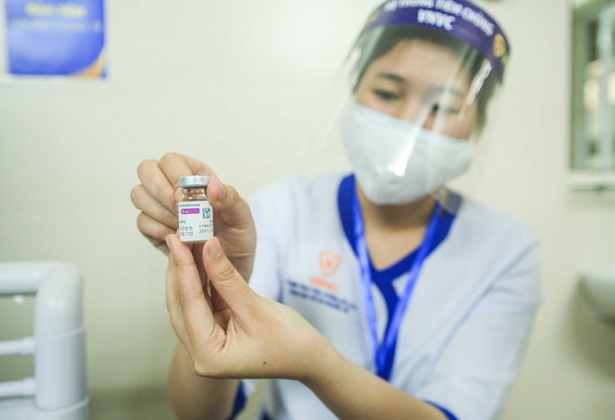 CLIP: 30 nhân viên y tế đầu tiên tại Bệnh viện Thanh Nhàn được tiêm vắc-xin Covid-19 - Ảnh 11.
