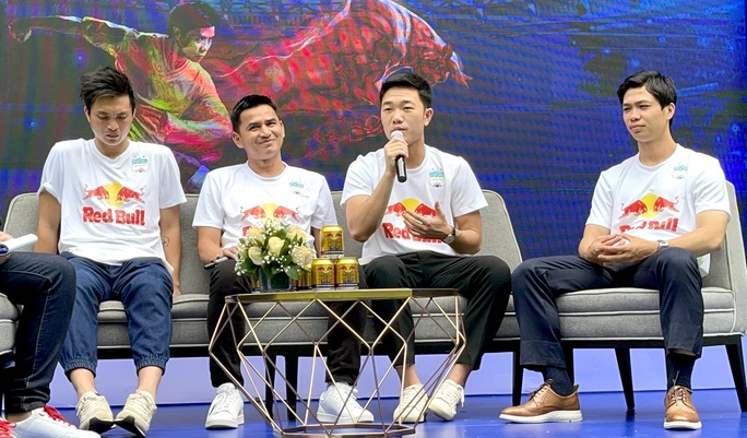 Xuân Trường phiên dịch cho HLV Kiatisak, Công Phượng trải lòng về mục tiêu V-League 2021 - Ảnh 3.