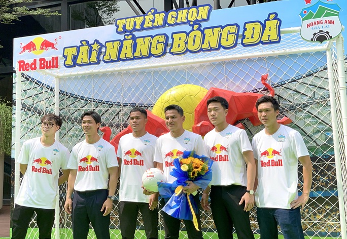 Xuân Trường phiên dịch cho HLV Kiatisak, Công Phượng trải lòng về mục tiêu V-League 2021 - Ảnh 2.