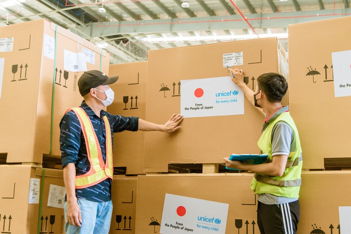 300 tủ lạnh bảo quản vắc-xin do Nhật Bản - UNICEF hỗ trợ đến Việt Nam - Ảnh 1.