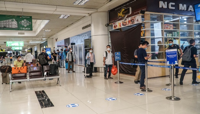 Cận cảnh sân bay Nội Bài vắng vẻ ngày đầu mở cửa đón khách trở lại - Ảnh 9.