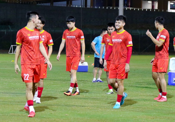 Quế Ngọc Hải tập riêng trong buổi tập đầu tiên của đội tuyển Việt Nam tại Oman - Ảnh 11.