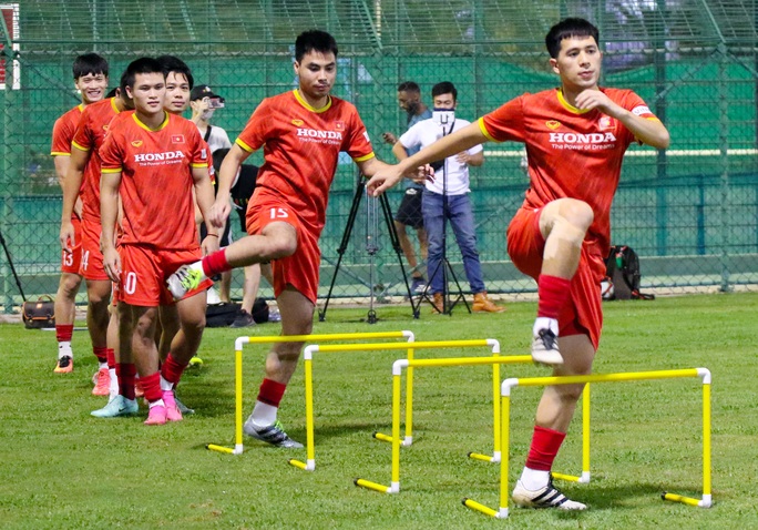 Quế Ngọc Hải tập riêng trong buổi tập đầu tiên của đội tuyển Việt Nam tại Oman - Ảnh 9.
