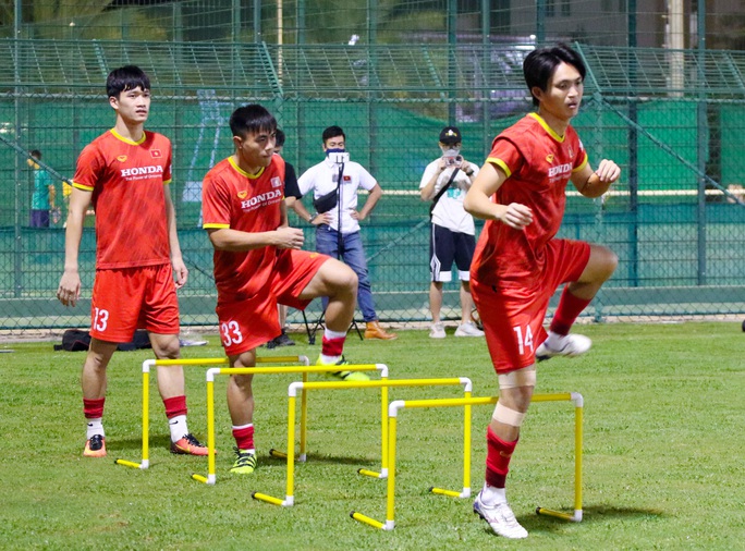 Quế Ngọc Hải tập riêng trong buổi tập đầu tiên của đội tuyển Việt Nam tại Oman - Ảnh 6.