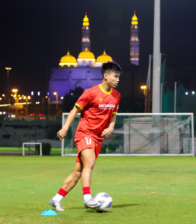 Quế Ngọc Hải tập riêng trong buổi tập đầu tiên của đội tuyển Việt Nam tại Oman - Ảnh 13.