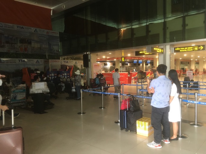 Hành khách chờ mòn mỏi ở sân bay Tân Sơn Nhất để về Đà Nẵng - Ảnh 1.