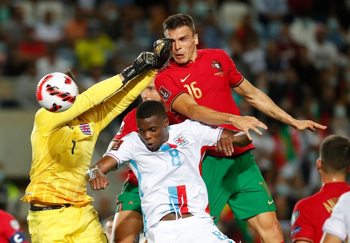 Ronaldo lập kỷ lục hat-trick, Bồ Đào Nha vẫn... chưa có vé dự World Cup - Ảnh 1.