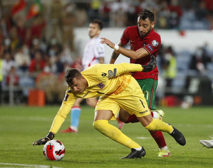 Ronaldo lập kỷ lục hat-trick, Bồ Đào Nha vẫn... chưa có vé dự World Cup - Ảnh 3.