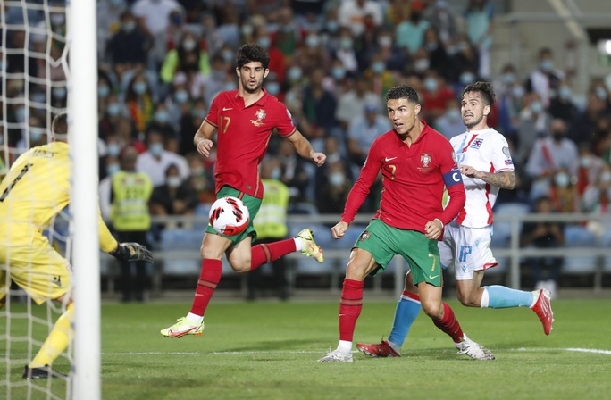 Ronaldo lập kỷ lục hat-trick, Bồ Đào Nha vẫn... chưa có vé dự World Cup - Ảnh 7.