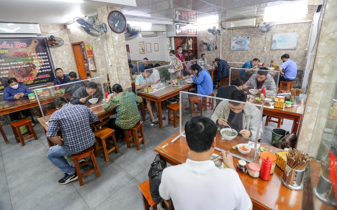 CLIP: Nườm nượp người dân đến ăn sáng tại quán ở Hà Nội - Ảnh 10.