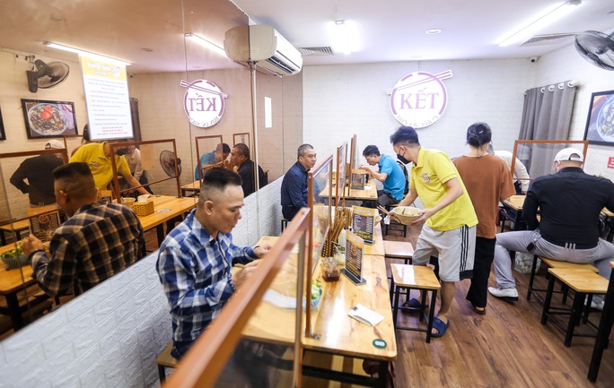CLIP: Nườm nượp người dân đến ăn sáng tại quán ở Hà Nội - Ảnh 5.