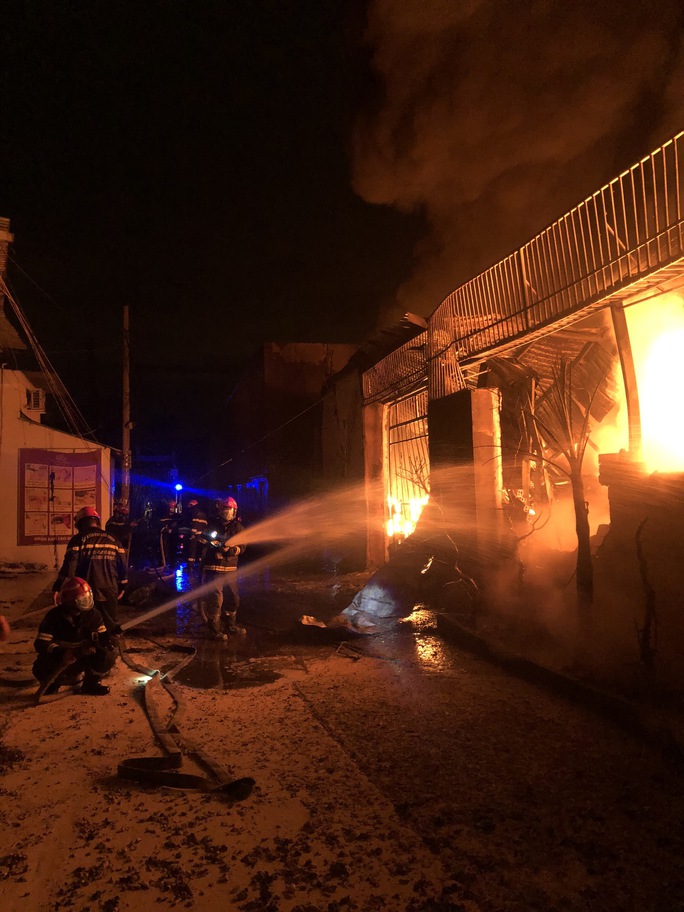 Công an TP HCM điều tra vụ cháy giữa đêm ở quận Bình Tân - Ảnh 1.