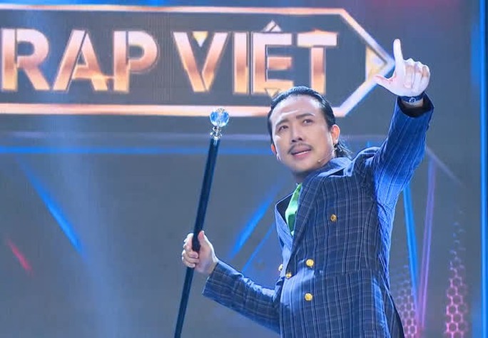Giữa ồn ào sao kê từ thiện, Trấn Thành gây bất ngờ với ngoại hình khác lạ - Ảnh 1.