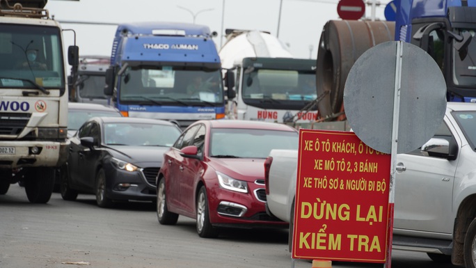 Người dân quay về đông nghẹt, chốt vào Bà Rịa - Vũng Tàu chật cứng xe - Ảnh 1.