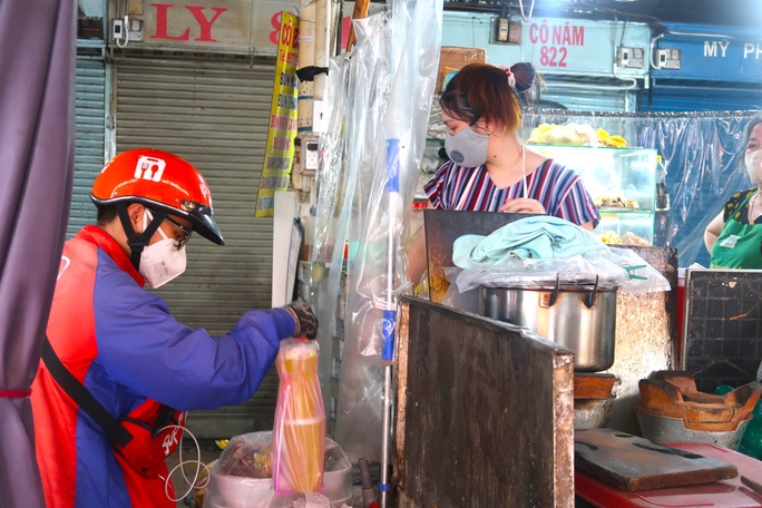 Quán ăn ở TP HCM: Nơi nhộn nhịp, nơi đìu hiu - Ảnh 2.