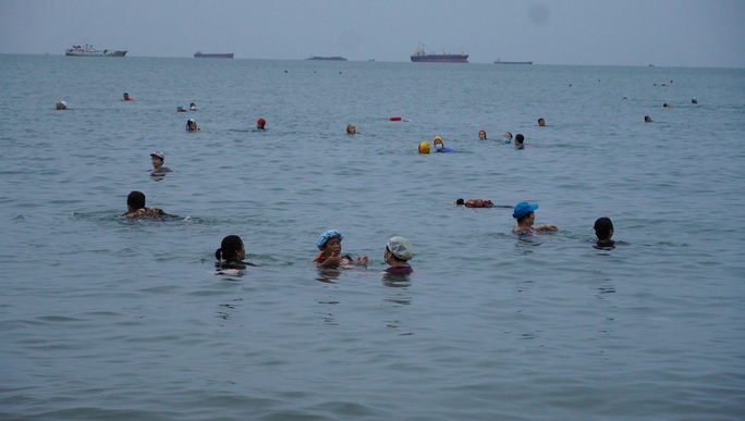Người dân Bà Rịa - Vũng Tàu háo hức tắm biển sau nhiều tháng giãn cách - Ảnh 4.