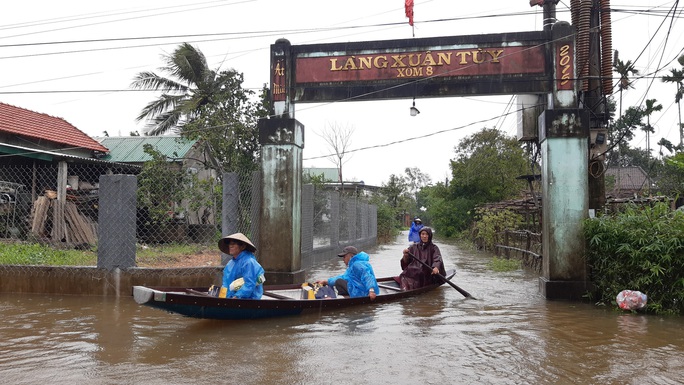 Mưa lớn và xả lũ nhấn chìm hạ du - Ảnh 2. Mưa lớn và xả lũ nhấn chìm hạ du - Ảnh 2.