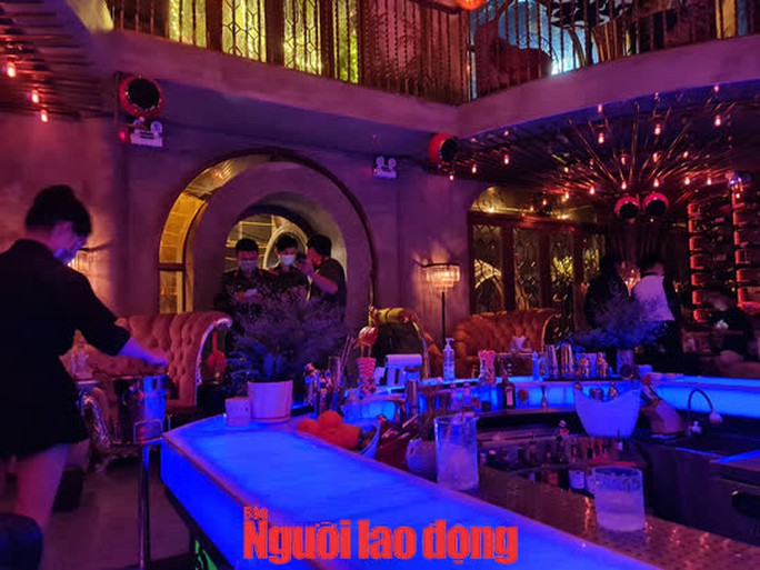 CLIP:  Bất chấp lệnh cấm,  một quán bar ở  Đà Nẵng mở cửa hoạt động náo nhiệt - Ảnh 6.